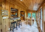 River Dream Lodge: Sunroom Bar Seating